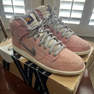 Nike Pigs Can Fly SB Suede Pink Silver Gray size 11